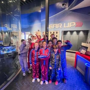 Estudiantes de la escuela media en iFly