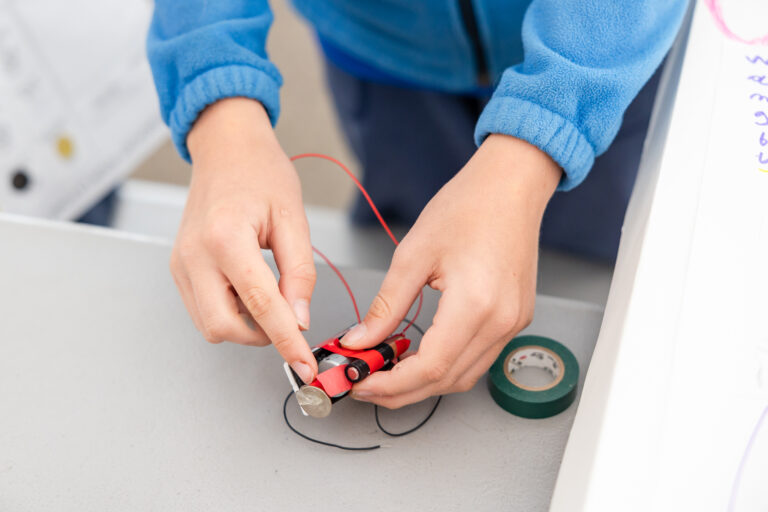Montage d’un circuit de voiture électrique au concours de sciences