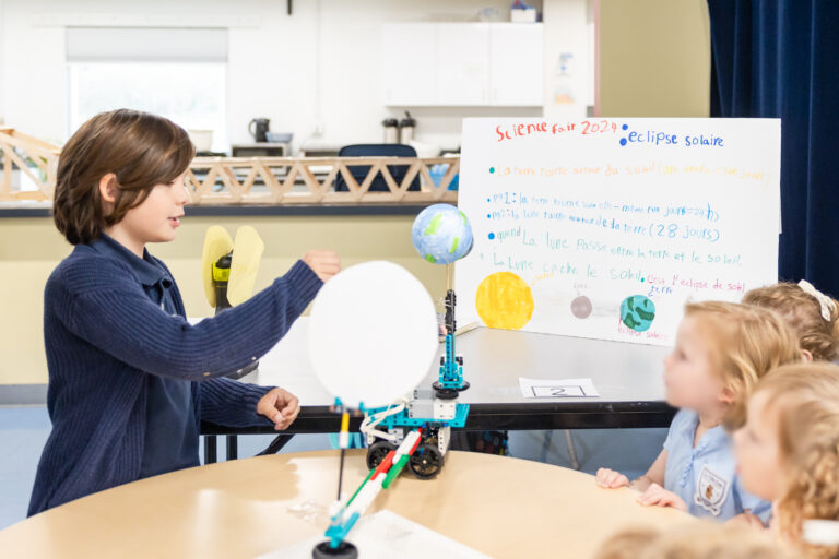 Jeune élève présentant son projet au concours de sciences de LFSD