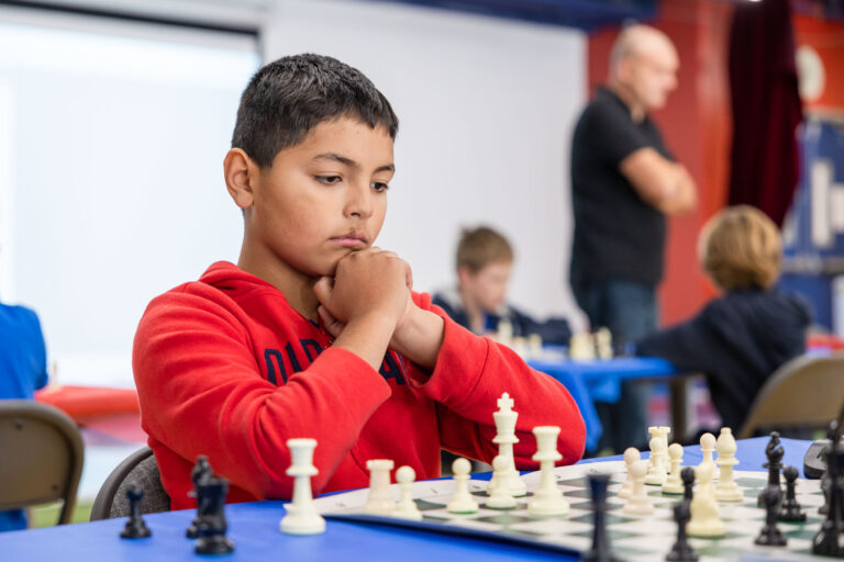 Alumnos jugando ajedrez