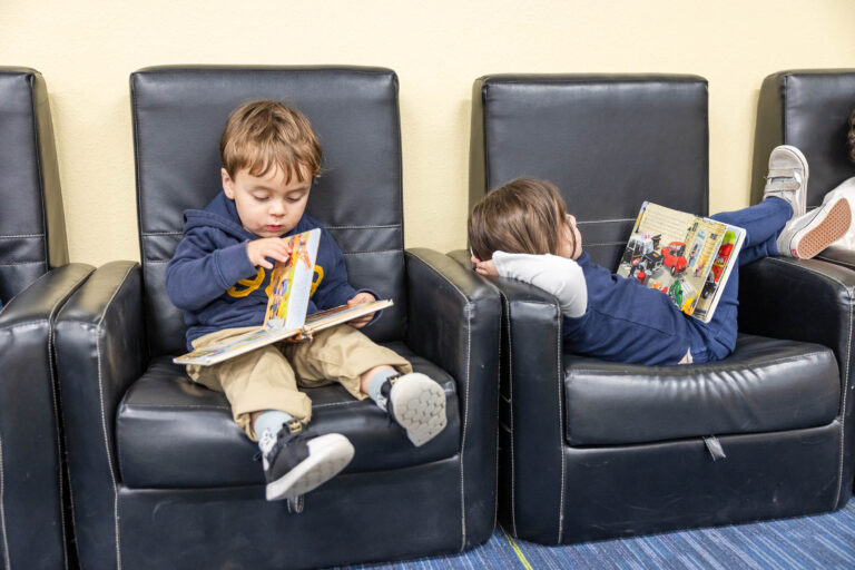 Dos niños de preescolar leyendo en sillones