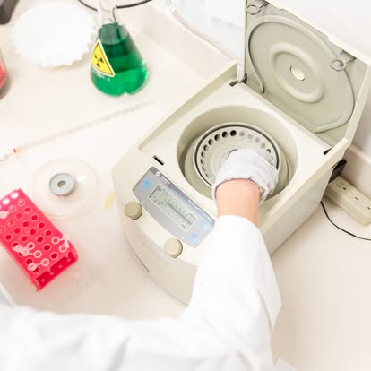 Élève de collège au laboratoire de sciences