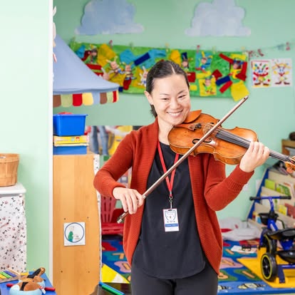 El maestro de música de LFSD tocando el violín para los alumnos