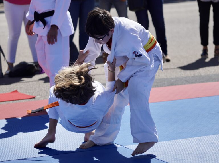 Alumnos practicando judo en el tatami