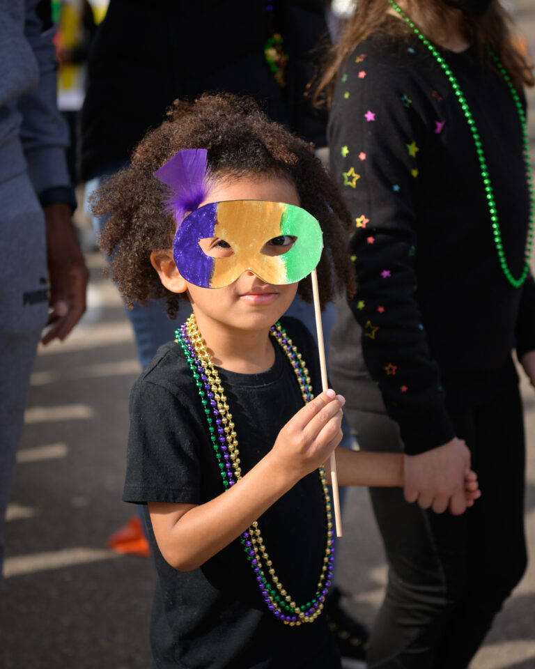 Alumno de LFSD con una máscara de Mardi Gras