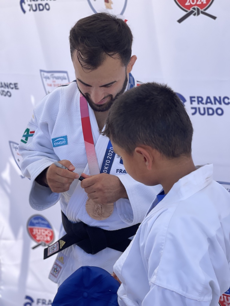 Medallista olímpico de judo firmando un autógrafo para un alumno de LFSD
